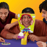 Juego pastelazo tortazo en la cara – vista posterior