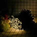 Guirnalda Led 100 Luces Blanco Calido Con Panel Solar – imagen de uso