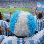 Vuvuzela Argentina Wcf05 + Peluca Rulos Hinchada Yjo834 – accesorios incluidos