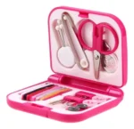 Set de costura en estuche con agujas hilos tijera y accesorios... – imagen de uso