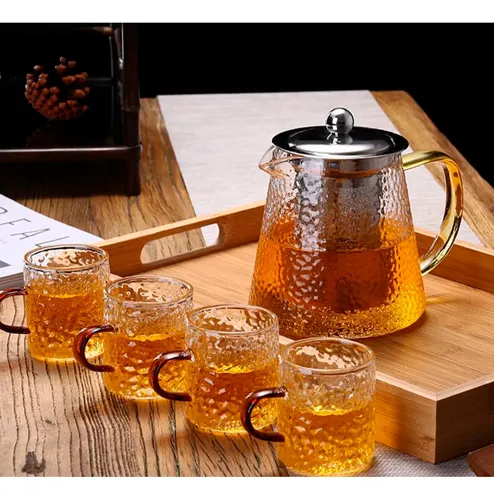 Tetera moderna de vidrio 900 ml con infusor Mt09047 – imagen de uso