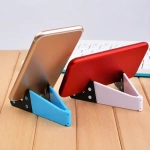 Pack X50 soportes plegables apoya teléfono celular Qc-5000 – imagen de uso